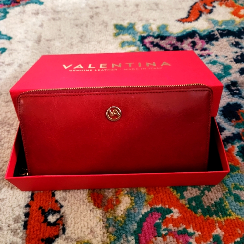 💙Valentina red smooth Italian leather with gold detailing EUC